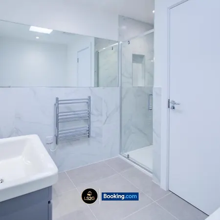 2 Bedroom By Ls2g Short Lets & Serviced Greater With Private Balcony Apartment London