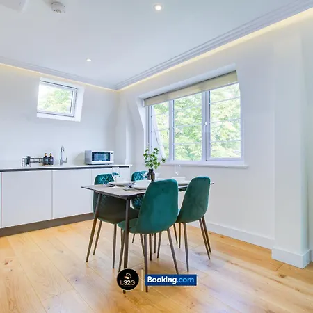 Stylish 2 Bedroom Flat By Ls2g Short Lets & Serviced Greater With Balcony And Easy Access London