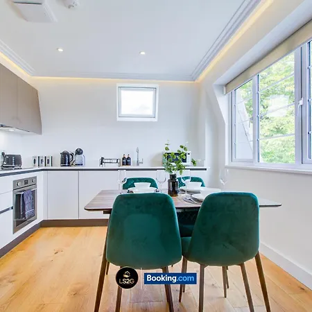 Stylish 2 Bedroom Flat By Ls2g Short Lets & Serviced Greater With Balcony And Easy Access Apartment London