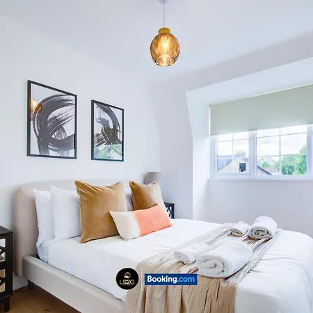Apartment Stylish 2 Bedroom Flat By Ls2g Short Lets & Serviced Greater With Balcony And Easy Access London