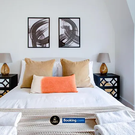 Stylish 2 Bedroom Flat By Ls2g Short Lets & Serviced Greater With Balcony And Easy Access Apartment *