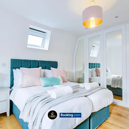Stylish 2 Bedroom Flat By Ls2g Short Lets & Serviced Greater With Balcony And Easy Access *