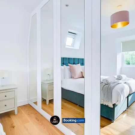 Stylish 2 Bedroom Flat By Ls2g Short Lets & Serviced Greater With Balcony And Easy Access London