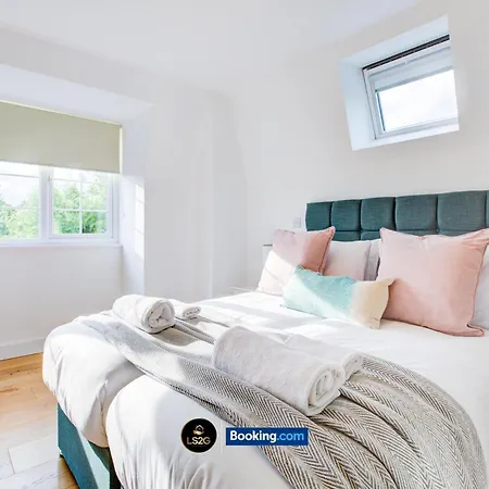 Stylish 2 Bedroom Flat By Ls2g Short Lets & Serviced Greater With Balcony And Easy Access * London