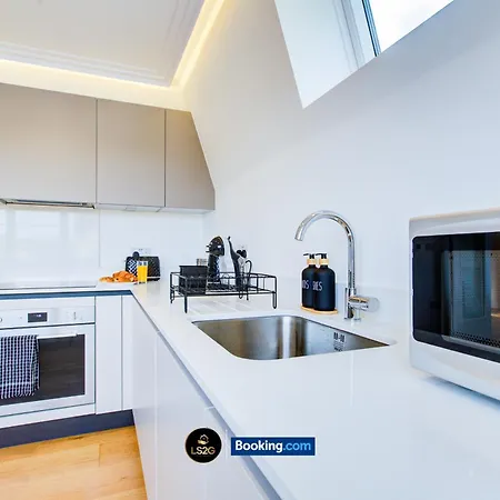 Apartment Stylish 2 Bedroom Flat By Ls2g Short Lets & Serviced Greater With Balcony And Easy Access *