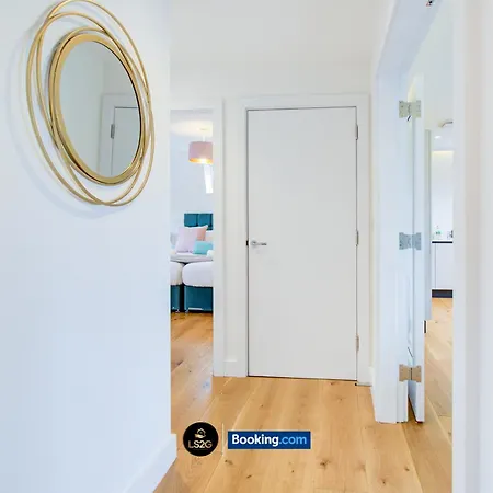 Stylish 2 Bedroom Flat By Ls2g Short Lets & Serviced Greater With Balcony And Easy Access *