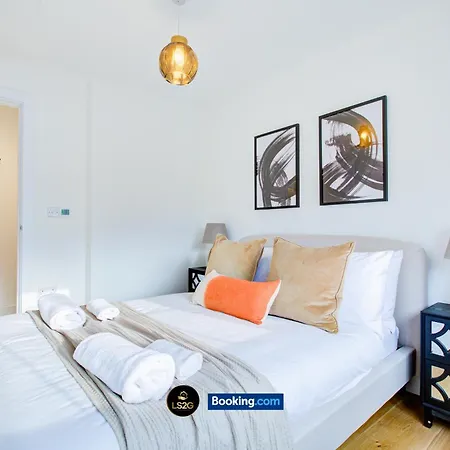 Stylish 2 Bedroom Flat By Ls2g Short Lets & Serviced Greater With Balcony And Easy Access London