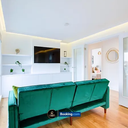 Stylish 2 Bedroom Flat By Ls2g Short Lets & Serviced Greater With Balcony And Easy Access