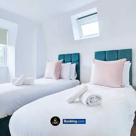Stylish 2 Bedroom Flat By Ls2g Short Lets & Serviced Greater With Balcony And Easy Access Apartment *
