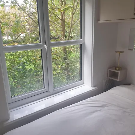 Peaceful On Sharing Flat In Wimbledon Apartment