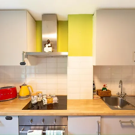Apartment 20 Percent Off -Todayonly-Mobilerate Offers-Genius Offers-Londonbridge City Apartment W Free Parking-Wifi-Sleeps7-4Beds-Netflix-Family! *