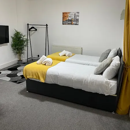 Stylish Cosy 2 Bed With Free Parking Holiday home *
