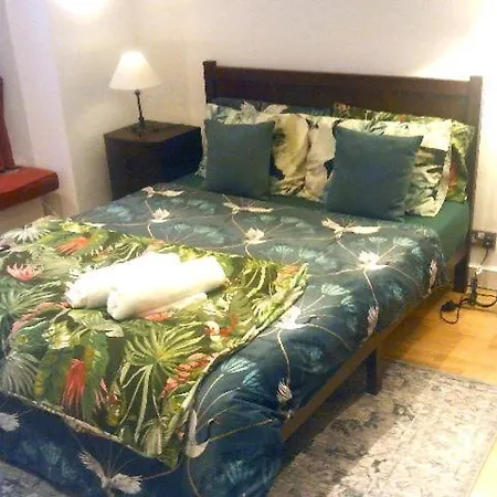 Charming Comfy By Kensington Apartment
