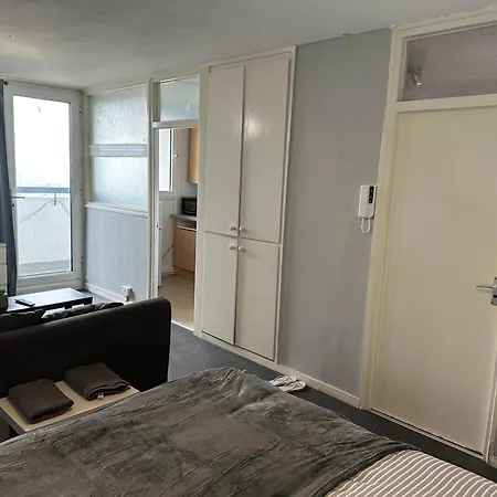 Apartment Oyes London