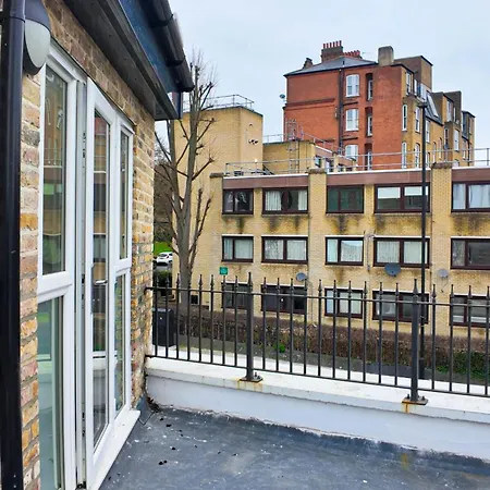 Spacious 2 Bed With Patio In Camden Wr201 *