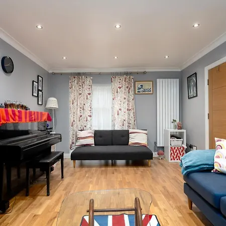 Guestready - Family Retreat In * London