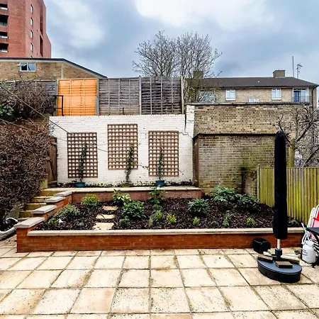 Guestready - Family Retreat In * London