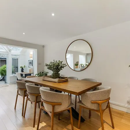 The Riverbank Hideaway * London