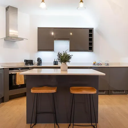 Eleven By Artsy Apartment