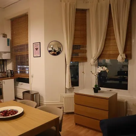 Stylish One Bed Flat In Brook Apartment London