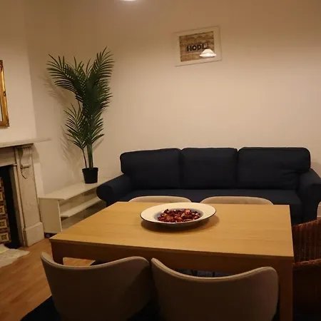 Stylish One Bed Flat In Brook * London