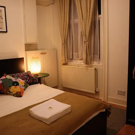 Stylish One Bed Flat In Brook *
