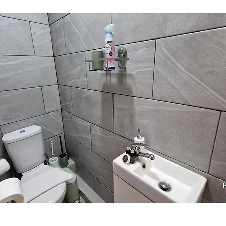 Apartment Two Bed Flat - 6 Minutes To Canning Town Station *