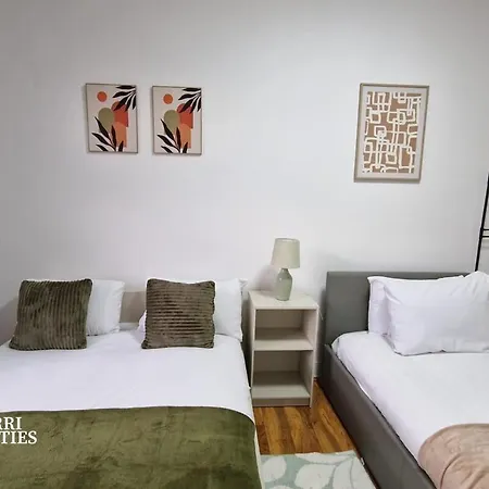 Two Bed Flat - 6 Minutes To Canning Town Station * London