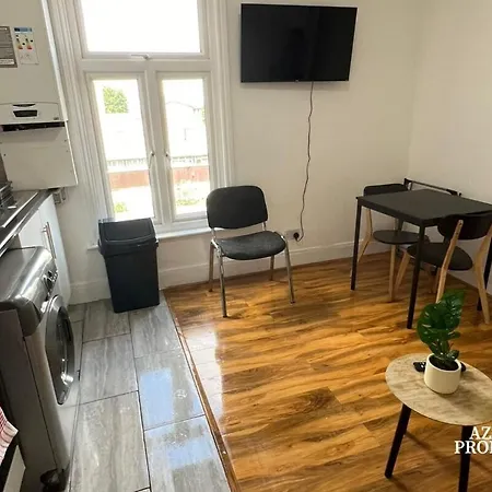Two Bed Flat - 6 Minutes To Canning Town Station * London