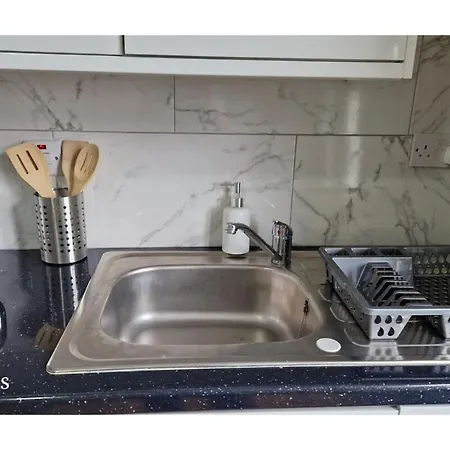 Two Bed Flat - 6 Minutes To Canning Town Station Apartment *