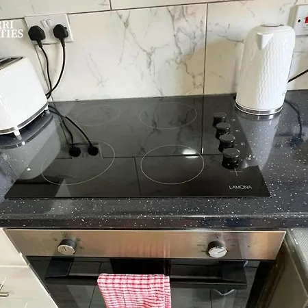Two Bed Flat - 6 Minutes To Canning Town Station Apartment London