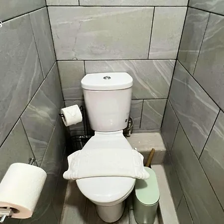 Two Bed Flat - 6 Minutes To Canning Town Station * London