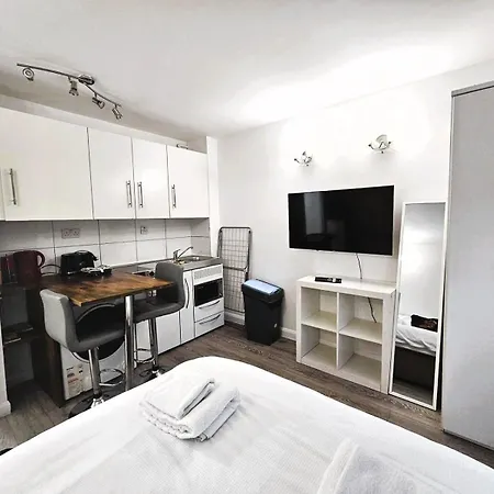 Light With Kitchenette Close To Hyde Park London