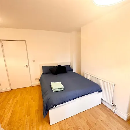 Flat-by Lewisham Train Station Apartment *