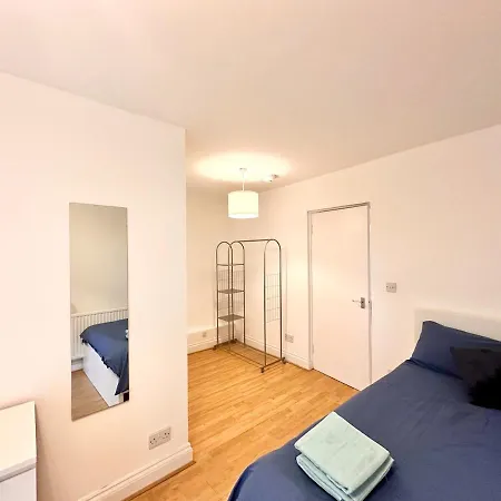 Flat-by Lewisham Train Station *