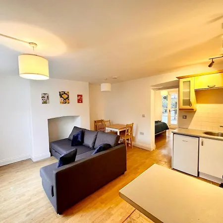 Apartment Flat-by Lewisham Train Station London