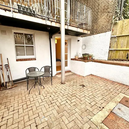 Flat-by Lewisham Train Station Apartment