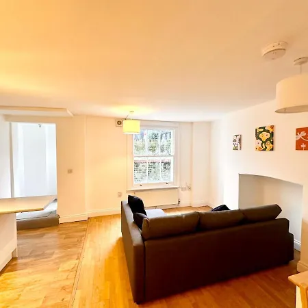 Flat-by Lewisham Train Station Apartment