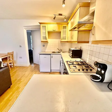 Apartment Flat-by Lewisham Train Station
