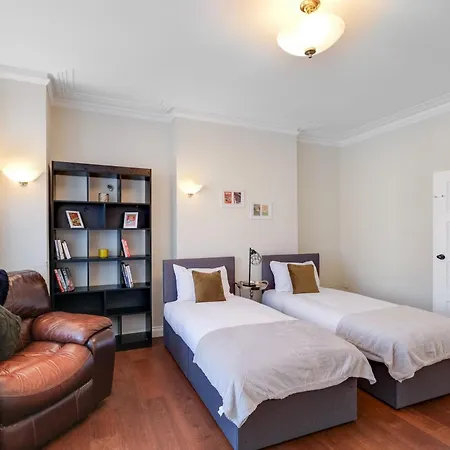 Stunning Edwardian 6-bedroom Family In Muswell Hill Holiday home *