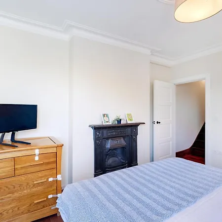 Stunning Edwardian 6-bedroom Family In Muswell Hill Holiday home