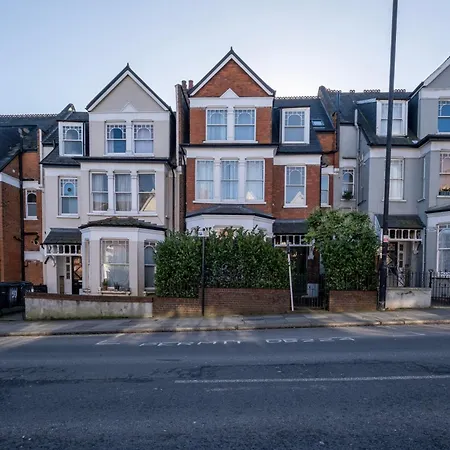Stunning Edwardian 6-bedroom Family In Muswell Hill Holiday home *