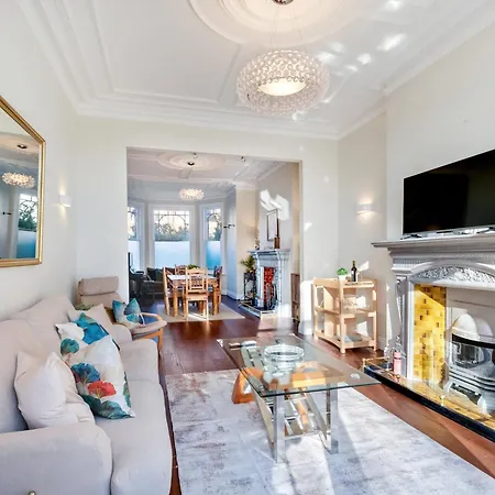 Stunning Edwardian 6-bedroom Family In Muswell Hill Holiday home