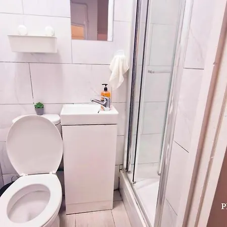 Cosy 2 Bedroom Flat Only 5 Minutes Walk To Canning Town Tube Station Appartement *