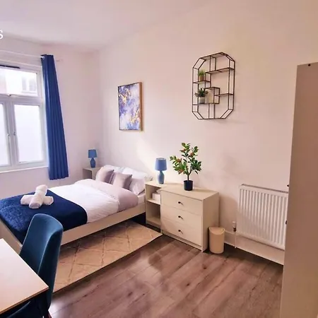 Cosy 2 Bedroom Flat Only 5 Minutes Walk To Canning Town Tube Station Appartement *