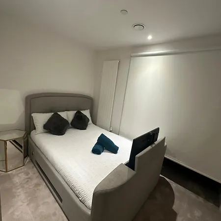 Private Private Toilet Excel Airport Royal Wharf Homestay London