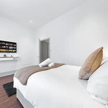Apartment Luxury 2 Bedroom Balcony Kensington Flat For 6 Near Harrods & Next To Station!