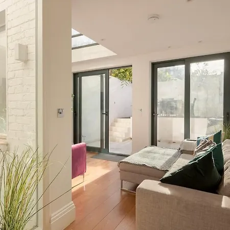 Modern Kensington 3-bedroom With Garden Apartment
