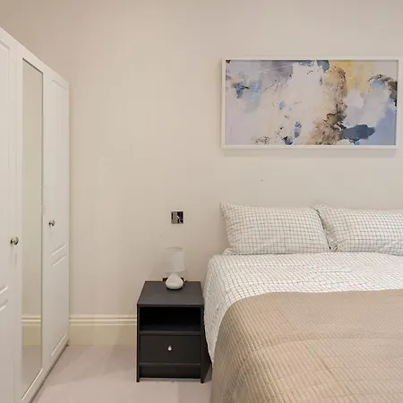 Modern Kensington 3-bedroom With Garden Apartment