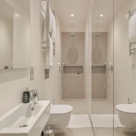 Modern Kensington 3-bedroom With Garden Apartment